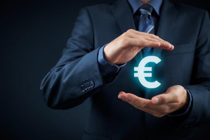 MiFID: protective hands around the euro symbol MiFID: protective hands around the euro symbol